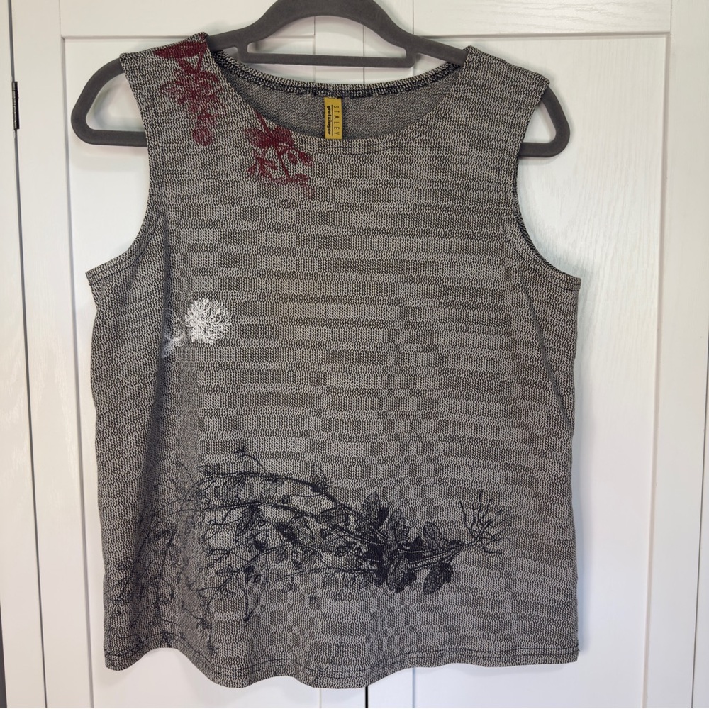 Staley Gretzinger Art Print Sleeveless Knit Top Medium Gray Black Red Floral USA